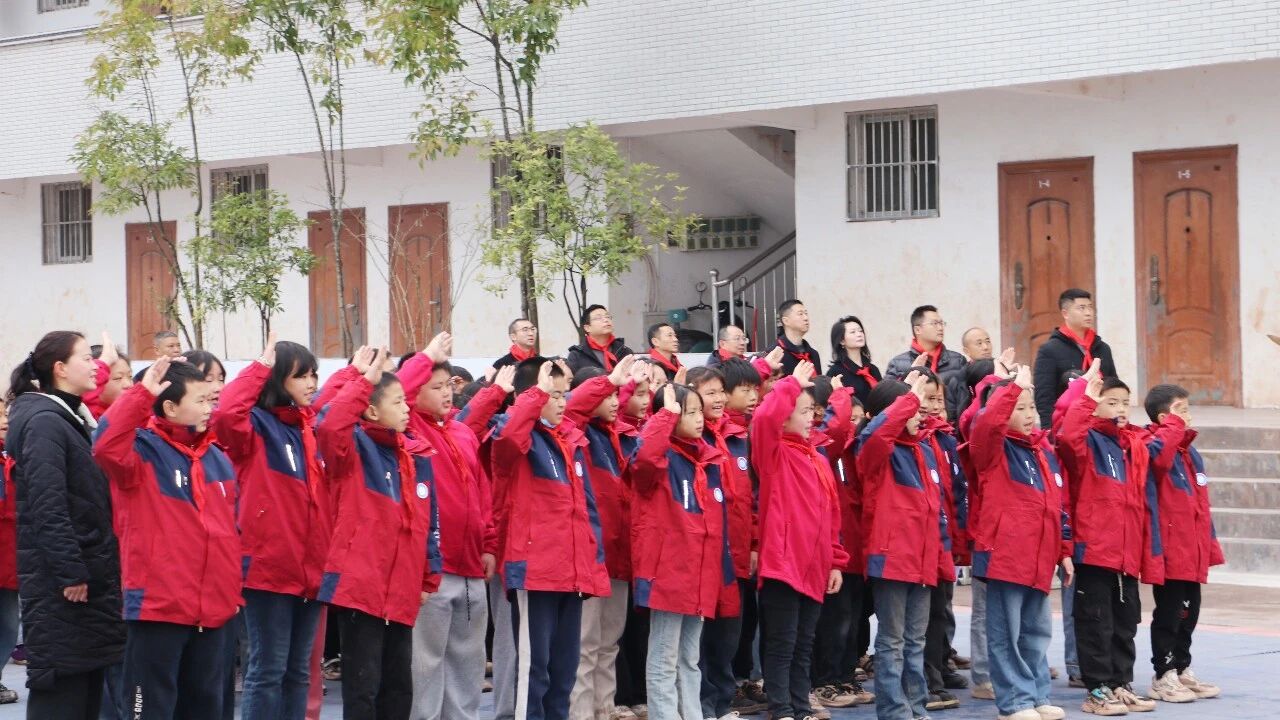 成铁检察分院赴古蔺县马蹄镇开展“走基层 送温暖”活动